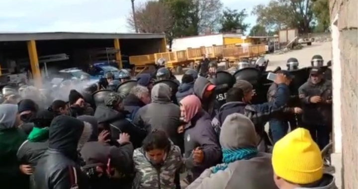 LAS ROSAS: BRUTAL REPRESIÓN POLICIAL A TRABAJADORES MUNICIPALES