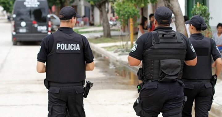 POLICÍAS SANTAFESINOS SALVARON LA VIDA DE UNA BEBA RECIÉN NACIDA