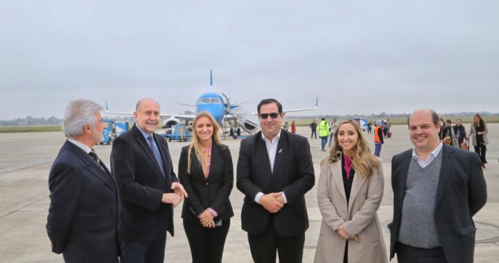 PEROTTI INAUGURÓ EL NUEVO VUELO DE AEROLÍNEAS ARGENTINAS QUE UNIRÁ BUENOS AIRES, ROSARIO Y RECONQUISTA