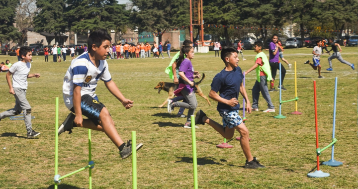 «CARRERAS BARRIALES» EN LA ESTACIÓN COLASTINÉ: DESAFÍOS DEPORTIVOS PARA LA FAMILIA DE LA COSTA