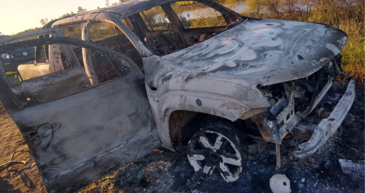 FUE A PESCAR A RINCÓN DEJÓ ESTACIONADA SU CAMIONETA AMAROK SOBRE EL TERRAPLÉN Y SE LA INCENDIARON