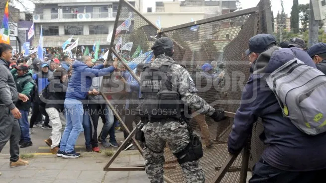 INTENTARON PRENDER FUEGO LA LEGISLATURA DE JUJUY