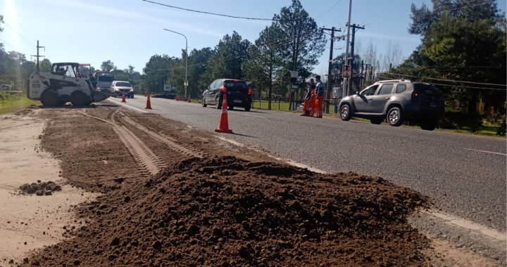 VIALIDAD PROVINCIAL REALIZA TRABAJOS DE MANTENIMIENTO DE BANQUINAS SOBRE LA RUTA EN ARROYO LEYES Y RINCÓN