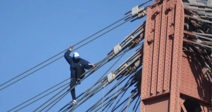 UNA HOMBRE GENERÓ TENSIÓN AL SUBIRSE A LA CIMA DE UNA TORRE DEL PUENTE COLGANTE