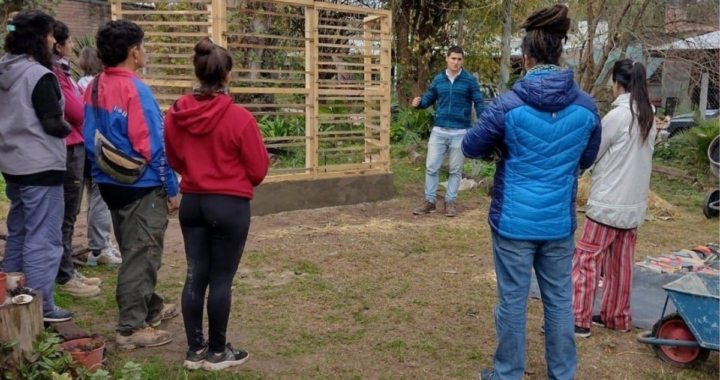 MUJERES PIONERAS EN CONSTRUCCIÓN CON TIERRA: AGUSTINA FERREYRA DE RINCÓN Y 5 MÁS OBTUVIERON LA CERTIFICACIÓN UNIVERSITARIA DE OFICIOS