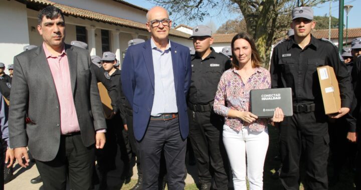 LA PROVINCIA ENTREGÓ NETBOOKS A CADETES DEL INSTITUTO DE SEGURIDAD PÚBLICA DE LA PROVINCIA