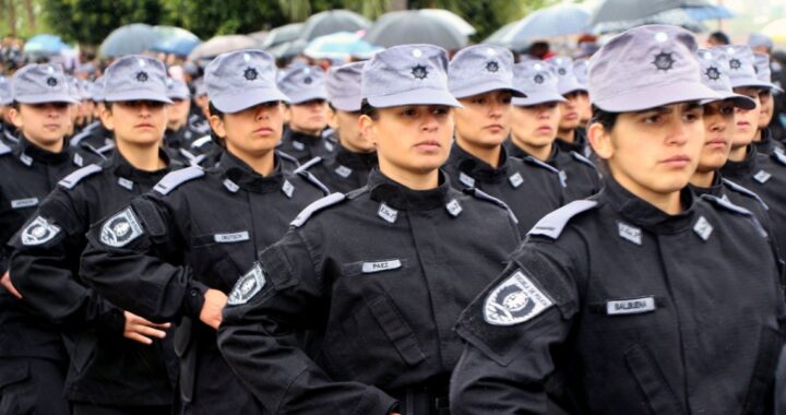 LA PROVINCIA INVIRTIÓ CASI 150 MILLONES DE PESOS EN UNIFORMES PARA LOS CADETES DE LA POLICÍA