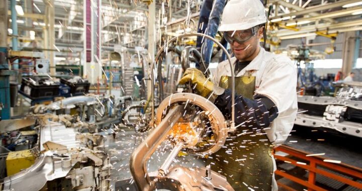 LA INDUSTRIA CAYÓ CON FUERZA EN JUNIO, PERO MANTUVO UN SEMESTRE AL ALZA