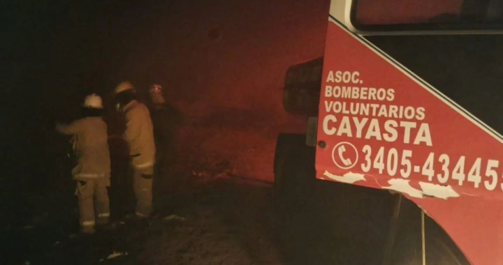 BOMBEROS DE CAYASTÁ Y LA COMUNA DE HELVECIA COMBATIERON UN INCENDIO EN EL BASURAL DE LA LOCALIDAD