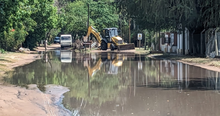 LA ÚLTIMA LLUVIA EXPUSO LOS PROBLEMAS DEL SISTEMA HÍDRICO EN VILLA CALIFORNIA: UN CAÑO ROTO NO PERMITIÓ DRENAR EL AGUA ACUMULADA