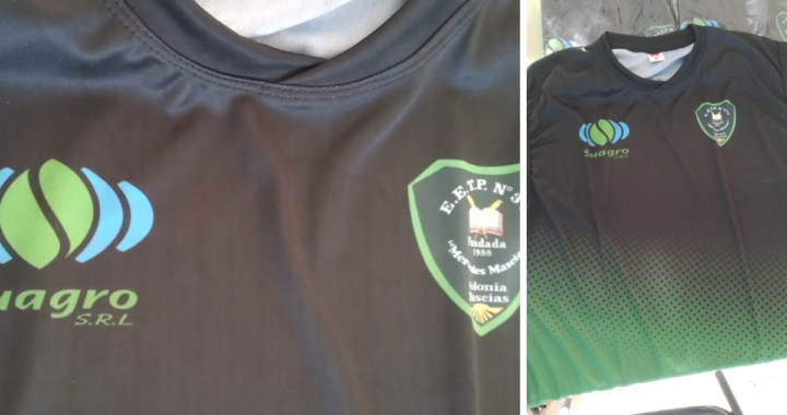 ESCUELA AGROTÉCNICA DE COLONIA MACÍAS RECIBIÓ UNA DONACIÓN DE CAMISETAS DEPORTIVAS