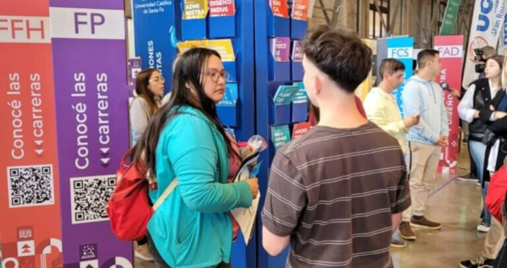 ESTUDIANTES DE ARROYO LEYES VISITAN EXPO CARRERAS UNL