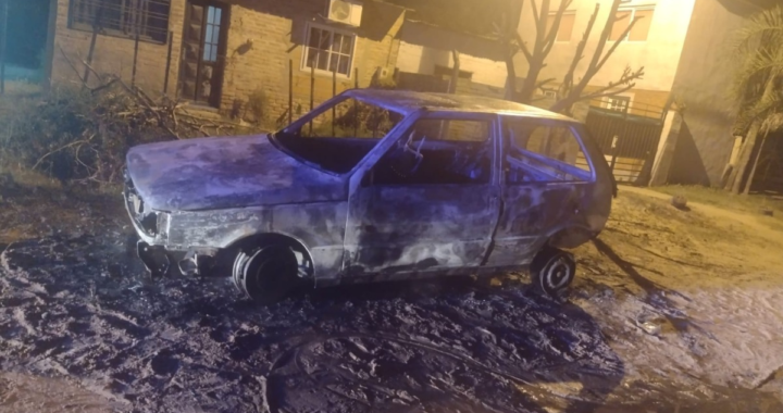 NOCHE DE TERROR EN RINCÓN: UN FIAT UNO FUE DEVORADO POR LAS LLAMAS EN BARRIO ACERÍA