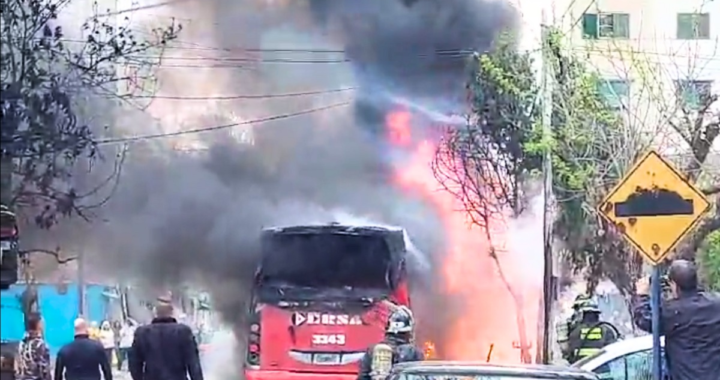 COLECTIVO DE LÍNEA 2 SE INCENDIÓ EN BARRIO EL POZO Y EL CHOFER TERMINÓ HERIDO