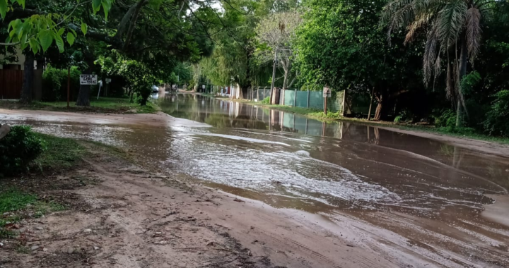 OTRA VEZ NO FUNCIONÓ LA BOMBA Y TRAS LAS LLUVIAS SIGUE INTRANSITABLE CALLE DEL SOL: UN PROBLEMA RECURRENTE EN VILLA CALIFORNIA 