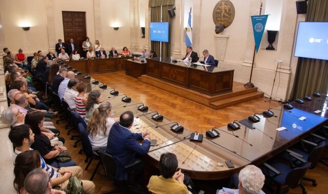 SE PRESENTARON LOS 6 LIBROS CON LOS QUE UNL HOMENAJEA A LA CIUDAD