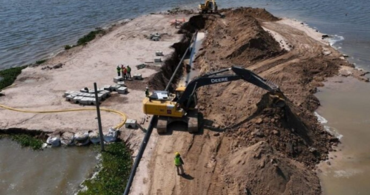 POR LA CRECIDA DEL RÍO ACELERAN EL ENTIERRO DE CAÑOS DEL GASODUCTO EN LA LAGUNA SETÚBAL