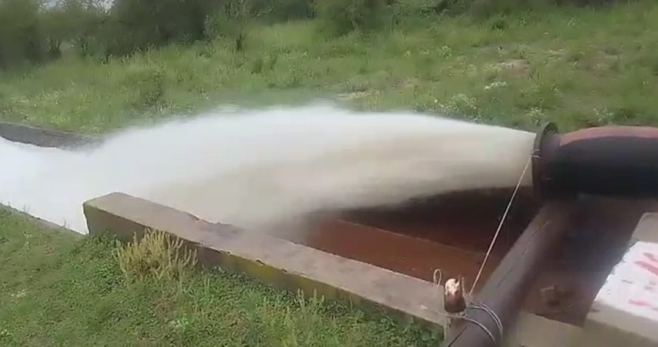 EL RESERVORIO DE LOS ESPINILLOS AMANECIÓ CON UNA IMPORTANTE ACUMULACIÓN DE AGUA Y DESDE EL MUNICIPIO INFORMAN QUE EL BOMBEO ESTÁ FUNCIONANDO