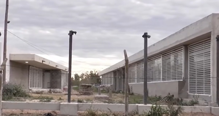 CON UNA CORRECAMINATA LA COMUNIDAD EDUCATIVA DE LA ESCUELA 16 DE RINCÓN EXIGE LA FINALIZACIÓN DE LA OBRA PARA EL NUEVO EDIFICIO