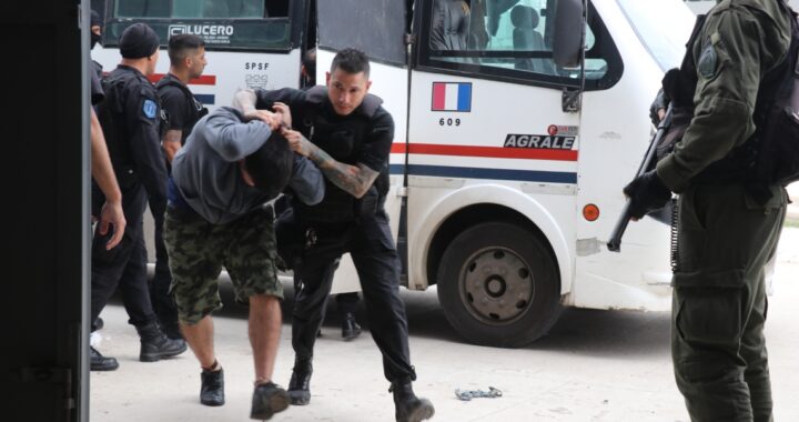 TRASLADARON A LA CÁRCEL DE LAS FLORES A CASI 70 DETENIDOS QUE ESTABAN EN COMISARÍAS DE LA CAPITAL