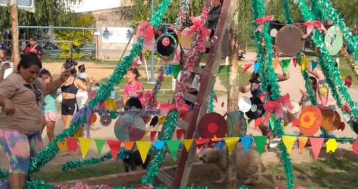 ÁRBOL DE NAVIDAD SUSTENTABLE ILUMINA EL BARRIO ESPINILLOS