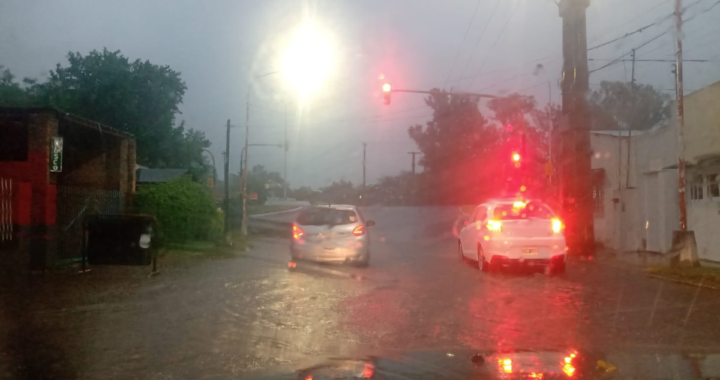 LLUVIA TORRENCIAL EN LA COSTA: PRECAUCIÓN EN LA RUTA Y ANEGACIONES EN CALLES