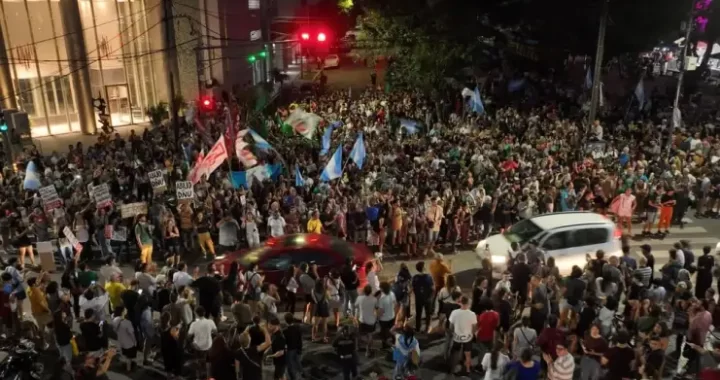 CACEROLAZO EN BOULEVARD CONTRA DEL DNU DE MILEI