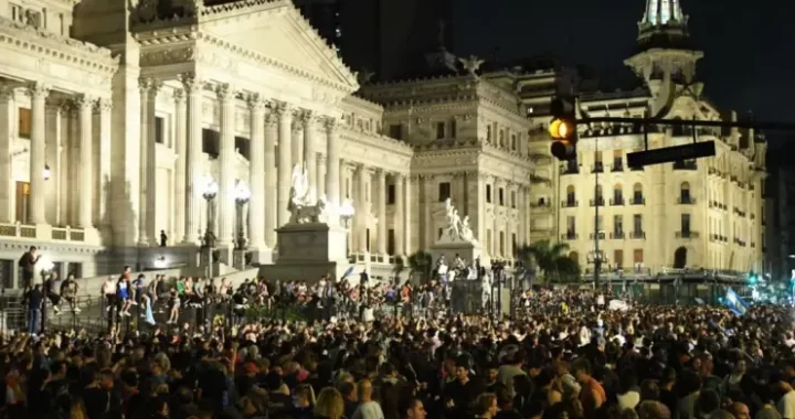 MASIVA CONVOCATORIA EN PLAZA CONGRESO EN RECHAZO AL DNU DE MILEI