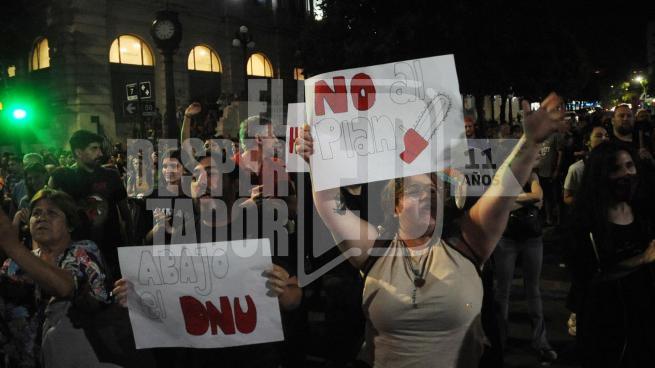 POR SEGUNDA NOCHE CONSECUTIVA SE PRODUCEN PROTESTAS MASIVAS EN RECHAZO AL DNU DE MILEI