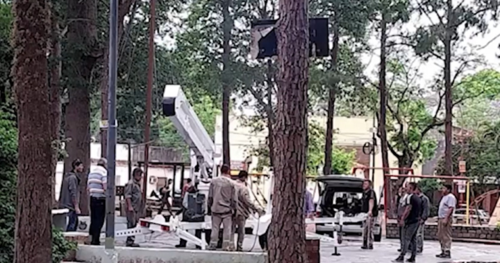 GRAVE ACCIDENTE LABORAL EN PLAZA BRIGADIER LÓPEZ UN EMPLEADO MUNICIPAL DE RINCÓN CAYÓ DE UNA GRÚA EN ALTURA