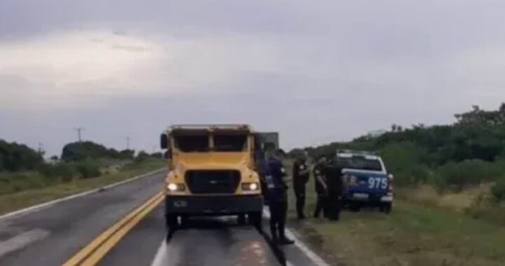 CAMIÓN DE CAUDALES CIRCULABA POR LA RUTA 12, SE LE ABRIÓ LA PUERTA Y PERDIÓ DINERO