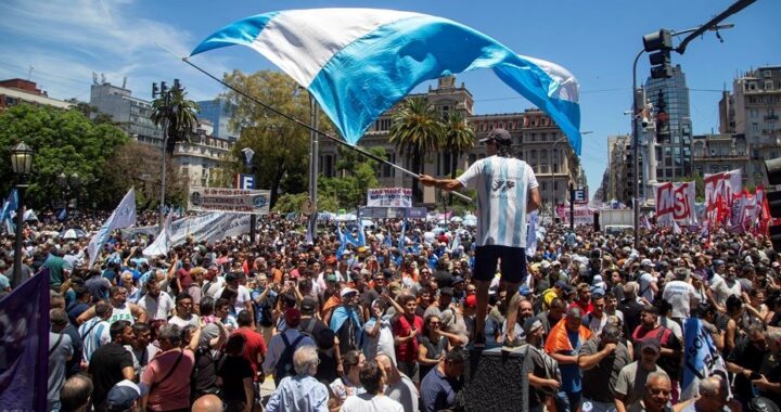 LA CGT SE MOVILIZÓ CONTRA EL DNU DE MILEI: «NO SOMOS LA CASTA, SOMOS LOS TRABAJADORES»