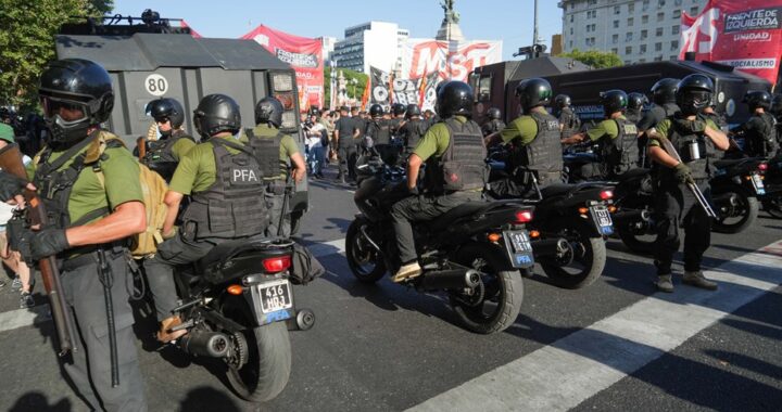 INCIDENTES FRENTE AL CONGRESO: PREFECTURA APLICÓ EL PROTOCOLO ANTIPIQUETES PARA LIBERAR LAS CALLES