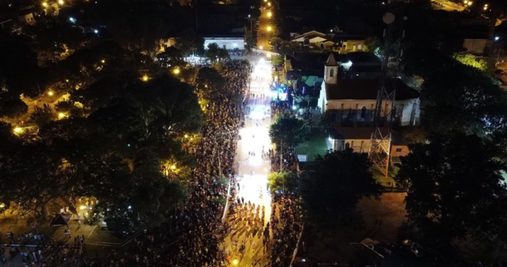 GRAN NOCHE DE CARNAVAL EN CAYASTÁ: UN DERROCHE DE BRILLO Y COLOR