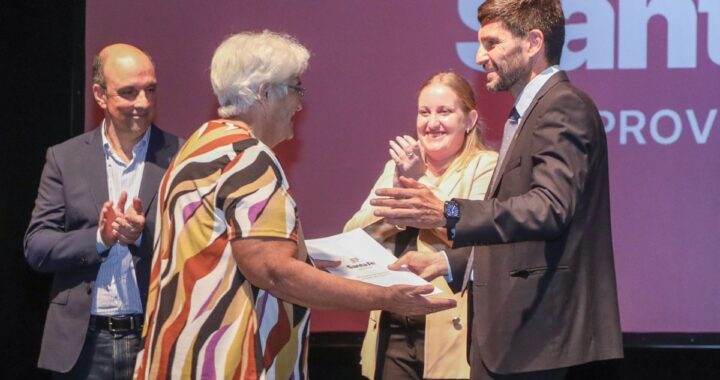 “ESTAMOS GARANTIZANDO DERECHOS” PULLARO ENTREGÓ ESCRITURAS A VECINOS DE COLASTINÉ NORTE Y RINCÓN