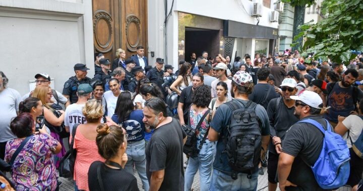 PROTESTA PIQUETERA: 20 CUADRAS DE COLA FRENTE AL MINISTERIO DE CAPITAL HUMANO