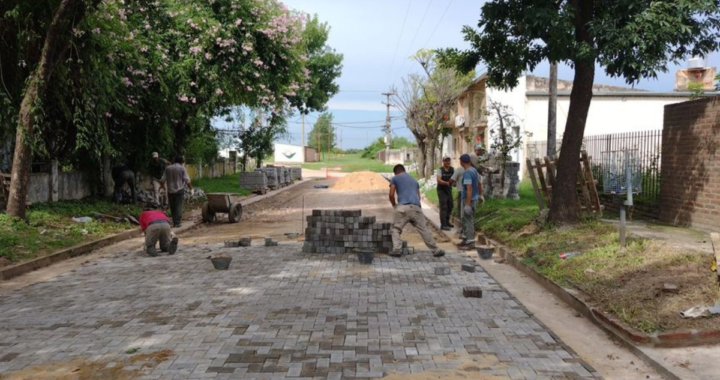 SE AVANZA EN LA CONSTRUCCIÓN DE OTRA CUADRA DE ASFALTO EN HELVECIA