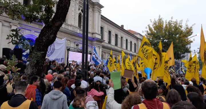 SANTA FE SE UNIÓ A LA MARCHA FEDERAL UNIVERSITARIA «EN DEFENSA DE LA EDUCACIÓN PÚBLICA» Y «CONTRA EL RECORTE PRESUPUESTARIO»