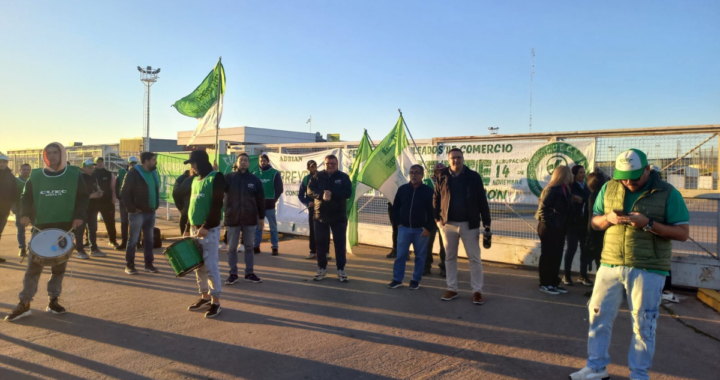 EL CENTRO UNIÓN DE EMPLEADOS DE COMERCIO BLOQUEÓ EL ACCESO AL CHANGO MAS EN PROTESTA POR DESPIDOS