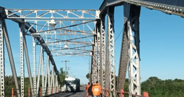 PROVINCIA REALIZA TRABAJOS DE MEJORAS EN PUENTE DE HIERRO EN ARROYO LEYES