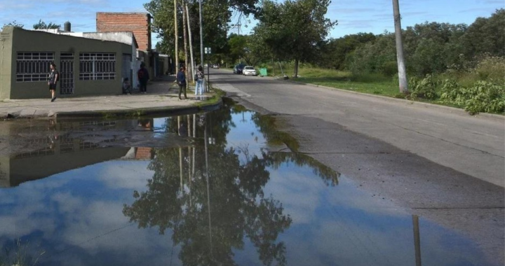 UN ASCO”: VECINOS DE BARRIO EL POZO SUFREN HACE MÁS DE 20 DÍAS LA CONTAMINACIÓN POR EL DESBORDE DE CLOACAS