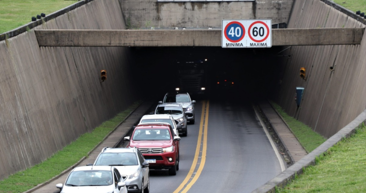 UN CAMIÓN AVERIADO EN EL INTERIOR DEL TÚNEL SUBFLUVIAL GENERA DEMORAS EN EL TRÁNSITO SANTA FE – PARANÁ