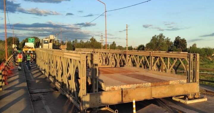 LA INSTALACIÓN DEL PUENTE BAILEY SOBRE EL CARRETERO AVANZÓ UN 75% EN EL PRIMER DÍA