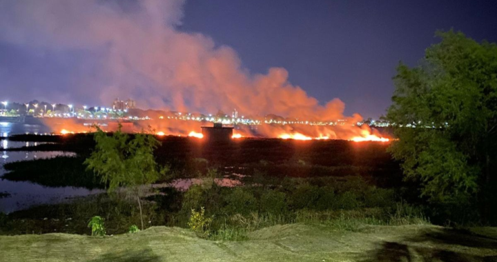 SE INCENDIÓ EN LA NOCHE DE ESTE MARTES EL EMBALSADO SOBRE COSTANERA ESTE DE SANTA FE