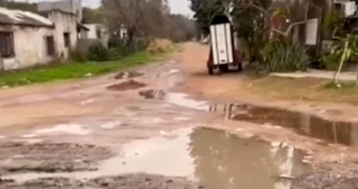 PELIGRO Y MOLESTIAS: VECINOS DE BAJADA DISTÉFANO SUFREN INUNDACIONES POR ROTURA DE CAÑO EN LA RUTA 168