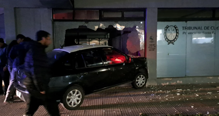 UN TAXI CHOCÓ Y SE INCRUSTÓ EN EL EDIFICIO DEL TRIBUNAL DE CUENTAS