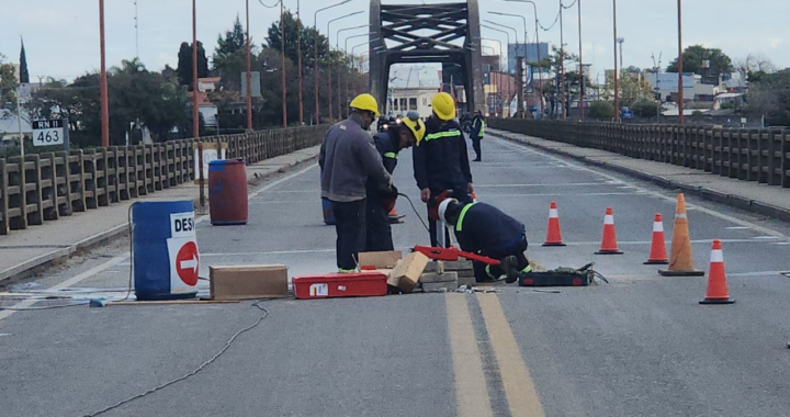 SIGUEN LOS TRABAJOS EN EL PUENTE CARRETERO CON CORTE DE TRANSITO