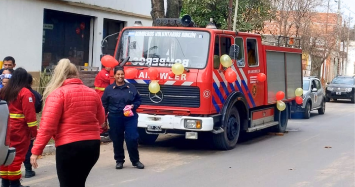 LOS BOMBEROS VOLUNTARIOS DE RINCÓN FESTEJAN EL DÍA DEL NIÑO EN CON EL CAMIÓN HIDRANTE, CHOCOLATADA, JUEGOS Y SORPRESAS