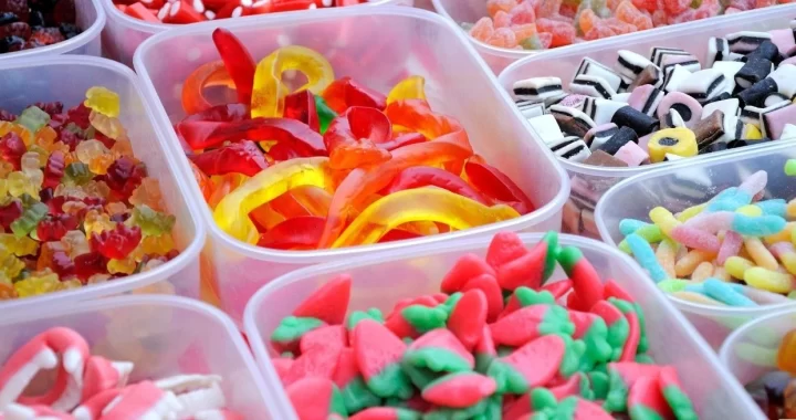 SE PROHIBIÓ LA COMERCIALIZACIÓN DE GOMITAS, CARAMELOS, CHICLE Y BARRITAS DE CEREAL Y OTROS ALIMENTOS