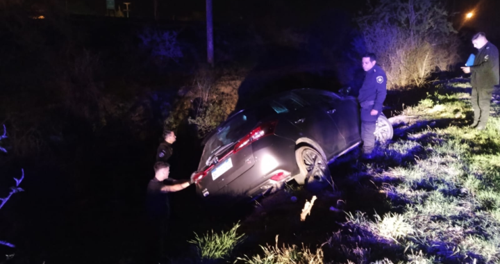 RUTA 1 KILÓMETRO 0: RESCATAN A UNA MUJER TRAS VOLCAR SU VEHÍCULO EN LA COLECTORA OESTE